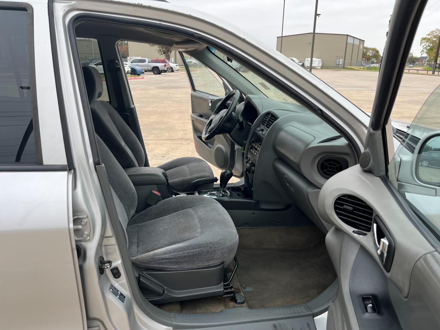 2003 SILVER /gray Hyundai Santa Fe GLS (KM8SC13D53U) with an 2.7L V6 DOHC 24V engine, 4-Speed Automatic Overdrive transmission, located at 14700 Tomball Parkway 249, Houston, TX, 77086, (281) 444-2200, 29.928619, -95.504074 - Photo#11